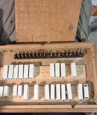 AncienGrand tableau électrique mural – fusibles porcelaine / bois – 65×40 Cm