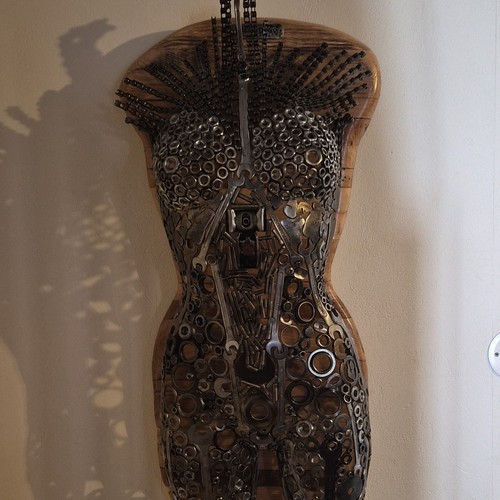 Sculpture murale torse femme