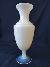 GRAND VASE BALUSTRE EN OPALINE