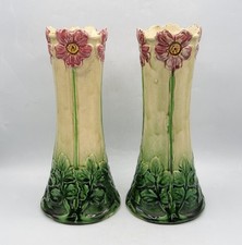 Paire de vases en barbotine