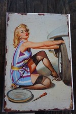 2884 C  PLAQUE METAL  PIN UP  SEXY VOITURE ROUE CREVEE  GARAGE ROUTIER 30X20 CM