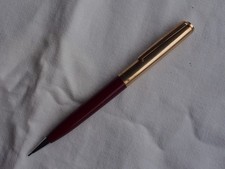 Parker Porte-mine. résine bordeaux, capuchon plaqué or.