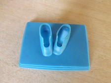 Socle bleu avec chaussures de