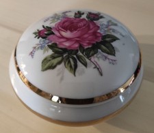 Une boîte ronde en porcelaine