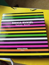 Un Coffret De Miniature De