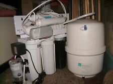 ADOUCISSEUR D EAU A BRANCHER SOUS EVIER.  bombonne, filtres, moteur COMPLET.