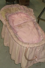 Ancien landau couffin pour poupée en rotin osier Vintage Années 60