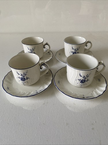 Tasses café avec sous - tasses,