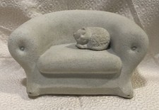 MARBELL Stone Art Belgium, Sculpture de chat sur sa  banquette