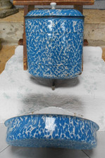 Ancienne FONTAINE à Eau murale en tole émaillée joli bleu et blanche