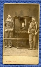 CDV. CONSTANTINOPLE. PORTRAIT D'UNE DAME + CHAISE PORTEUR+ LES PORTEURS.C°.1865.