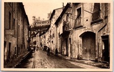 34 BEZIERS - la vieille ville dominant la rue, l'eglise St Nazaire