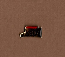 pin's baby foot - logo marque Bussoz (époxy fond doré) longueur: 2,6 cm
