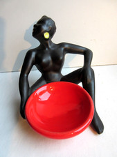 Cendrier, vide-poche céramique, femme africaine nue tenant une coupe rouge