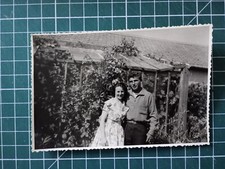 VR379 Photo circa 1950 couple jardin devant une cabane en bois