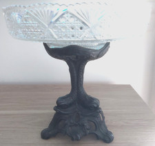 Coupe à fruits en verre ou cristal taillé et pied métal lourd. H: 24 cm.