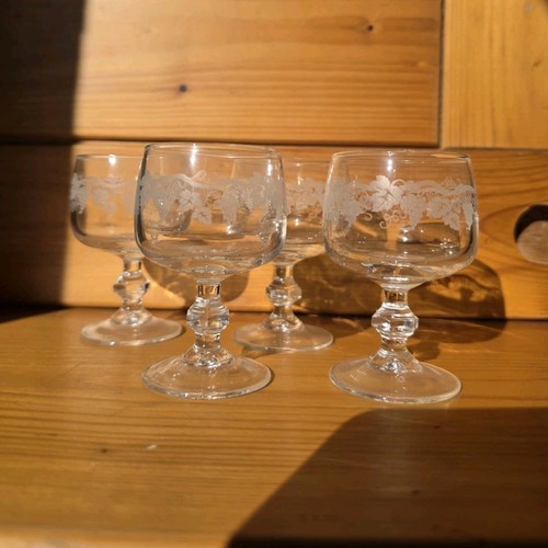Verres pied en - à,
