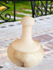 Vase en albâtre veiné avec