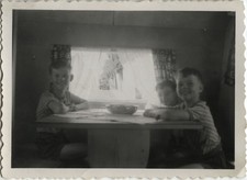 PHOTO ANCIENNE - VINTAGE SNAPSHOT - TRANSPORT CARAVANE INTÉRIEUR FENÊTRE VOITURE