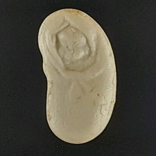 Fève LE BÉBÉ EMMAILLOTÉ Limoges Castel Biscuit (A173)