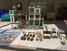 lego city 7744 + 2 camion de police + personnages supplémentaires