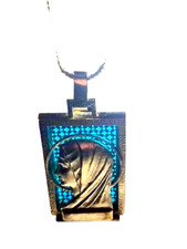 Pendentif en bronze doré signé A. AUGIS - Pendentif Vierge et vitrail émaillé