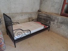 un lit fer laqué noir