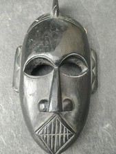 Masque primitif/Tribal artisanal en bois de couleur noire. Côte d Ivoire. 24 cm