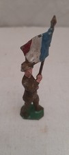Soldat militaire porte drapeaux France 8.5 cm plomb ou alu jouet ancien
