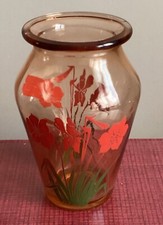 vase ancien en verre rose decor de fleurs rouges