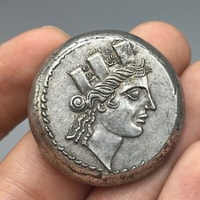 Beau grand roi grec romain