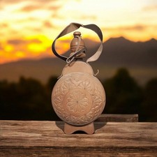 Gourde ancienne sculptée – Bois & cuir – Artisanat traditionnel – 31 × 16,5 × 8