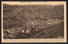 CPA Chaudes-Aigues, Vue panoramique de la ville et des montagnes environnantes 