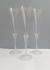 Trois flûtes à champagne vintage en cristal