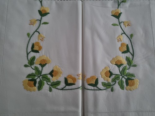 Spectaculaire drap brodé