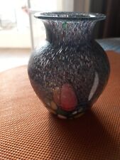 Vase ancien en verre granité Bleu foncé noir et émaillé de couleurs vives.