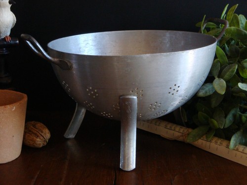 Une passoire vintage ancienne - passoire,
