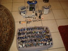 Playmobil lot de 88 personnages policiers+ commissariat 6919