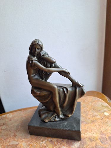 Joli statue bronze - joli, sur