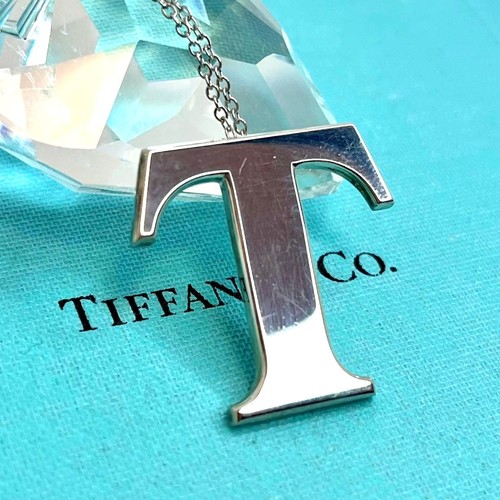 Collier pendentif lettre