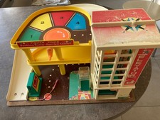 garage fisher price vintage très bon état AVEC LES VOITURES ET PERSONNAGES