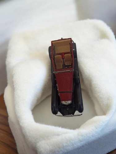 Véhicule miniature ancien