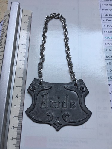 Rare etiquette metal acide
