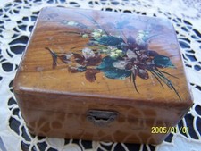 Ancienne boite capitonnée  en olivier au décor de violettes/muguet. XIXème. . N2