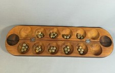 JEU AFRICAIN AWALÉ EN BOIS EXOTIQUES REPRÉSENTENT LA FORME DE PIROGUE MONOXYLE