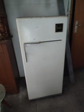 ancien réfrigérateur Frimatic années 50 dans son jus pour déco vintage