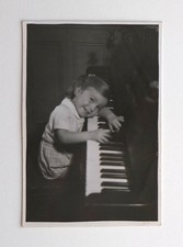 Fille appuyée clavier piano