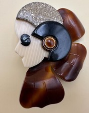 Broche en Celluloïd signée