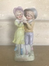 STATUETTE D'UN COUPLE DE FIGURINES EN BISCUIT