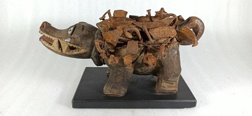 Fétiche clous chien vili - à,